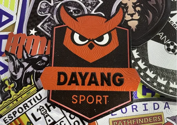 Escudo 3D en relieve – acabado premium Escudo 3D en relieve personalizado con acabado premium para ropa deportiva