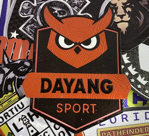 Escudo 3D en relieve personalizado con acabado premium para ropa deportiva